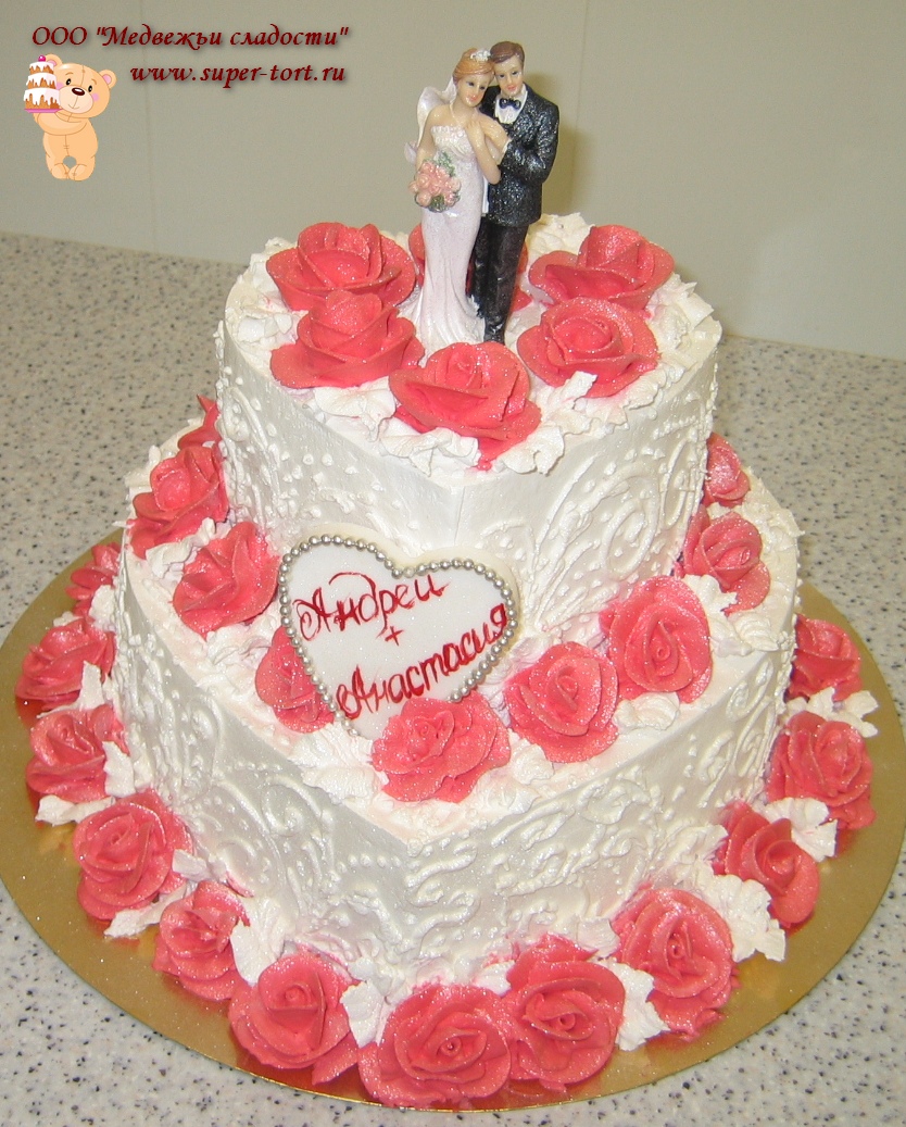 Двухъярусный свадебный торт в виде сердца с красными розами